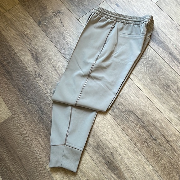 Athleta never worn jogger style luxe pants with delicate satin side trim size 8 - Picture 6 of 6